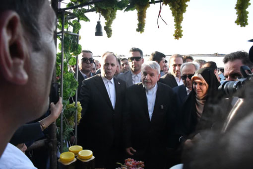 در حاشیه هشتمین جشنواره ملی انگور و دوشاب ملکان؛ بازدید وزیر جهاد کشاورزی از نمایشگاه محصولات کشاورزی و صنایع دستی ملکان