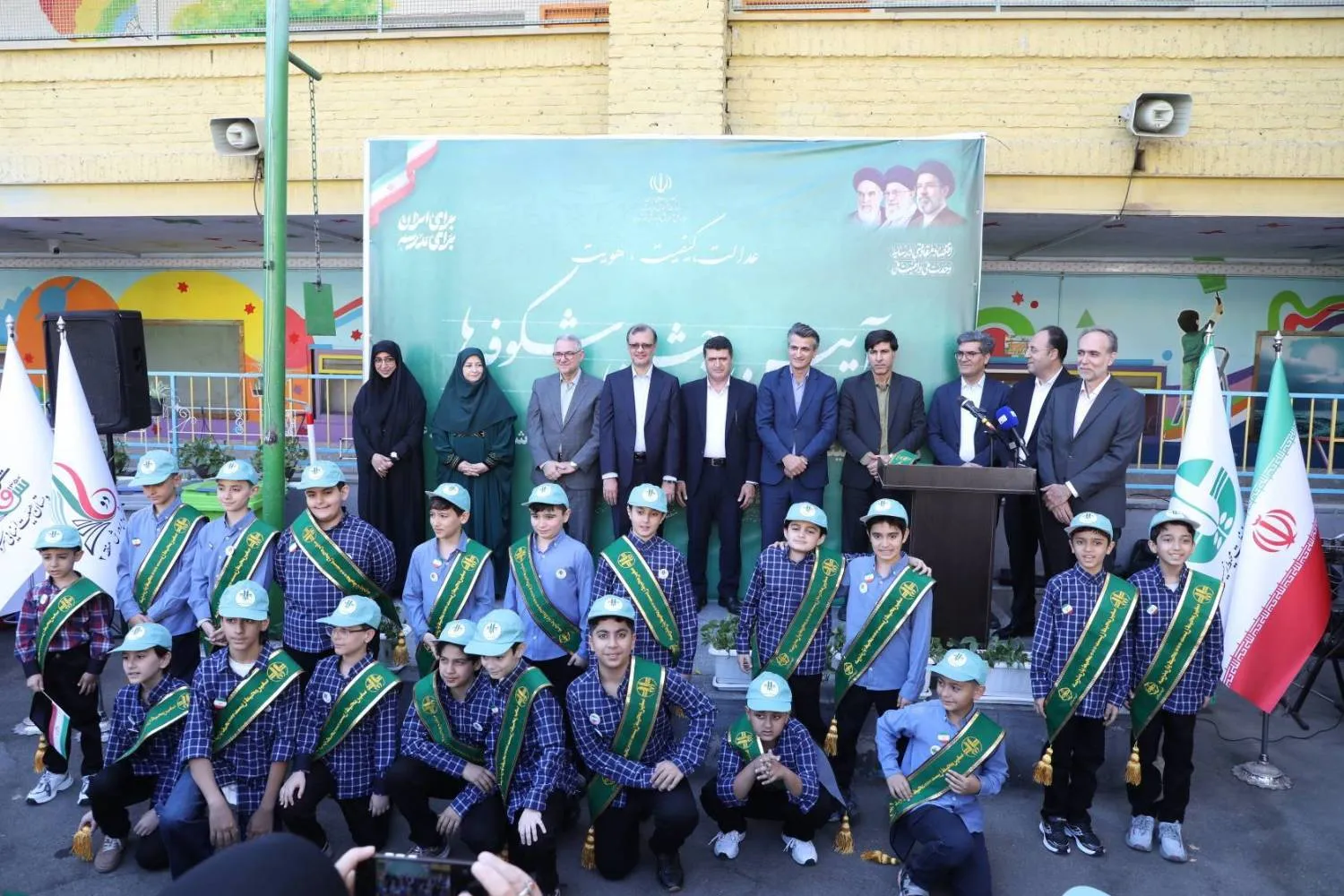 شعار «سلام به آینده» در دبستان‌های منطقه 2 طنین‌انداز شد