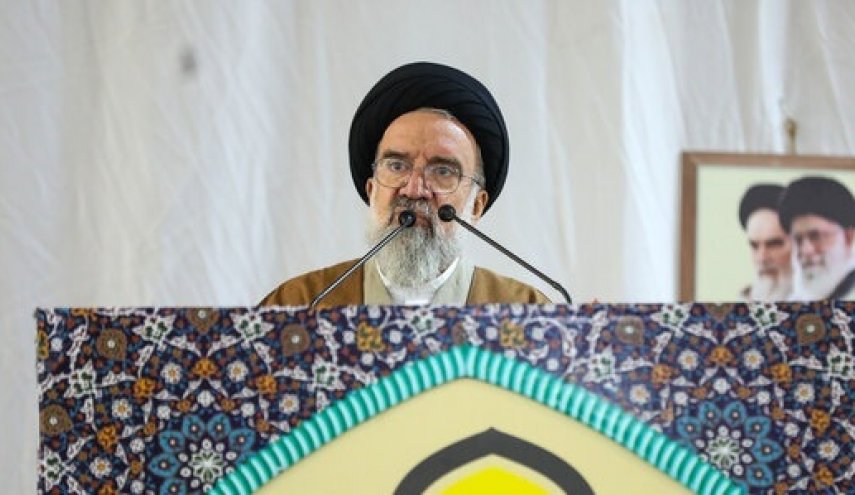 خطیب جمعه تهران: مذاکره با آمریکا ساده‌لوحی سیاسی است