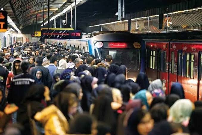 توقف خدمات در ایستگاه متروی میدان انقلاب اسلامی و تئاتر شهر به‌دلیل تراکم شدیدجمعیت