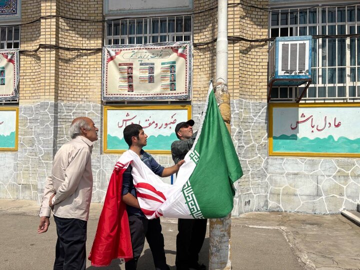 توزیع 300 تخته پرچم ایران در مدارس دولتی منطقه یک همزمان با آغاز سال تحصیلی