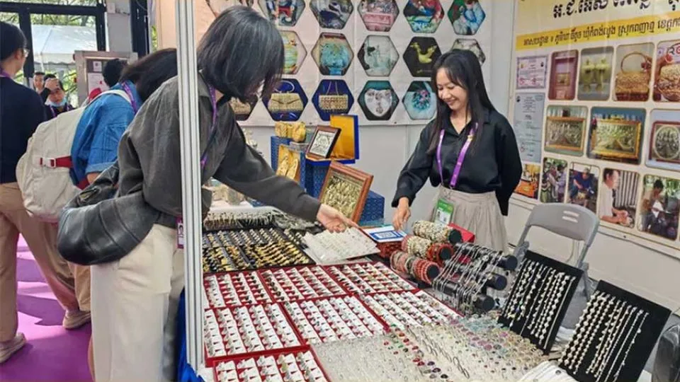 Cambodian artisans showcase handicrafts at China-ASEAN Expo