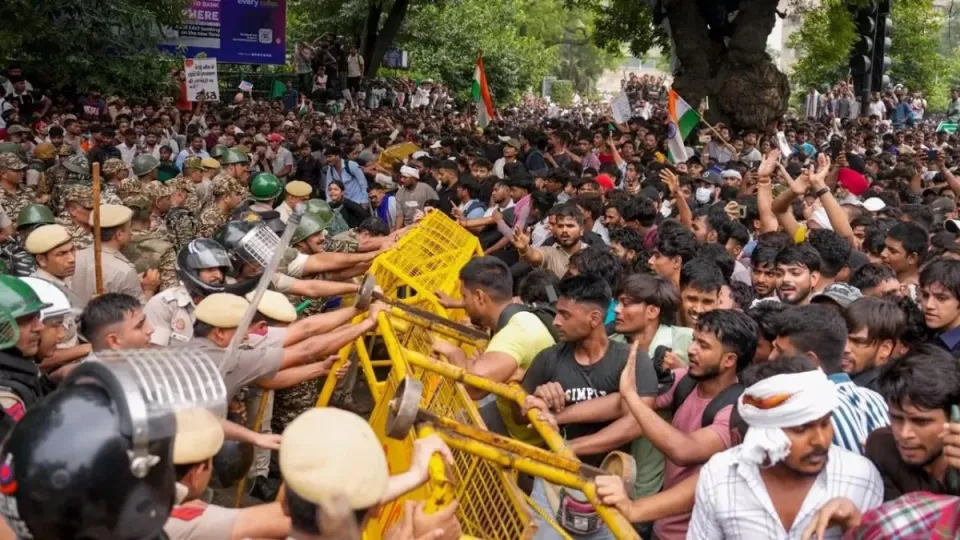 India campus unrest: IIT Bombay students protest as faculty backs professor in suicide row