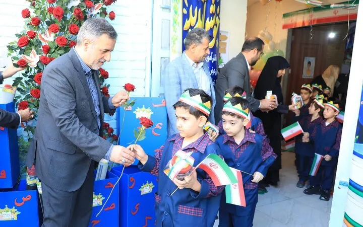 زنگ شکوفه‌ها برای کلاس اولی‌های محله ایران توسط شهردار منطقه 12 نواخته شد