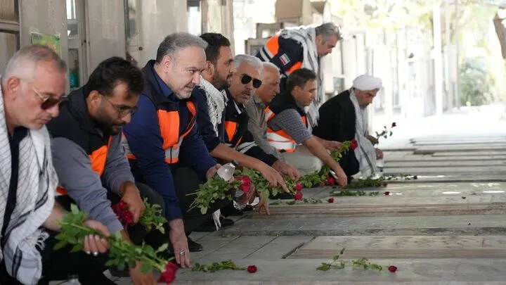حضور راهداران استان تهران در مراسم «مهمانی لالهها» و گلباران گلزار شهدای بهشت زهرا(س)