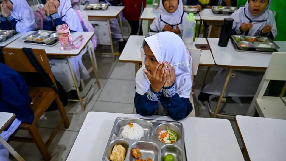 Calls grow for tighter food safety in Indonesia’s free meal program after child’s death