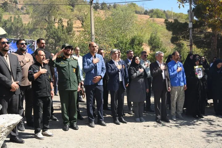 پرچم جمهوری اسلامی ایران در ارتفاعات شهرک محلاتی به اهتزاز درآمد