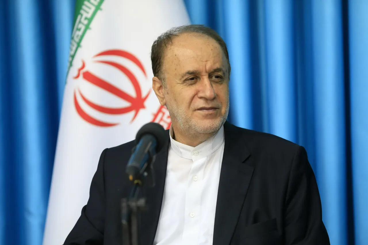 دیدار حاجی بابایی با خانواده شهید موسی زاده